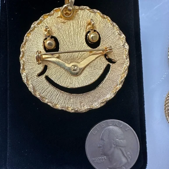 Vintage happy smiley face brooch dangling rhinestone eyes 60s 70s vintage pin - Picture 3 of 3